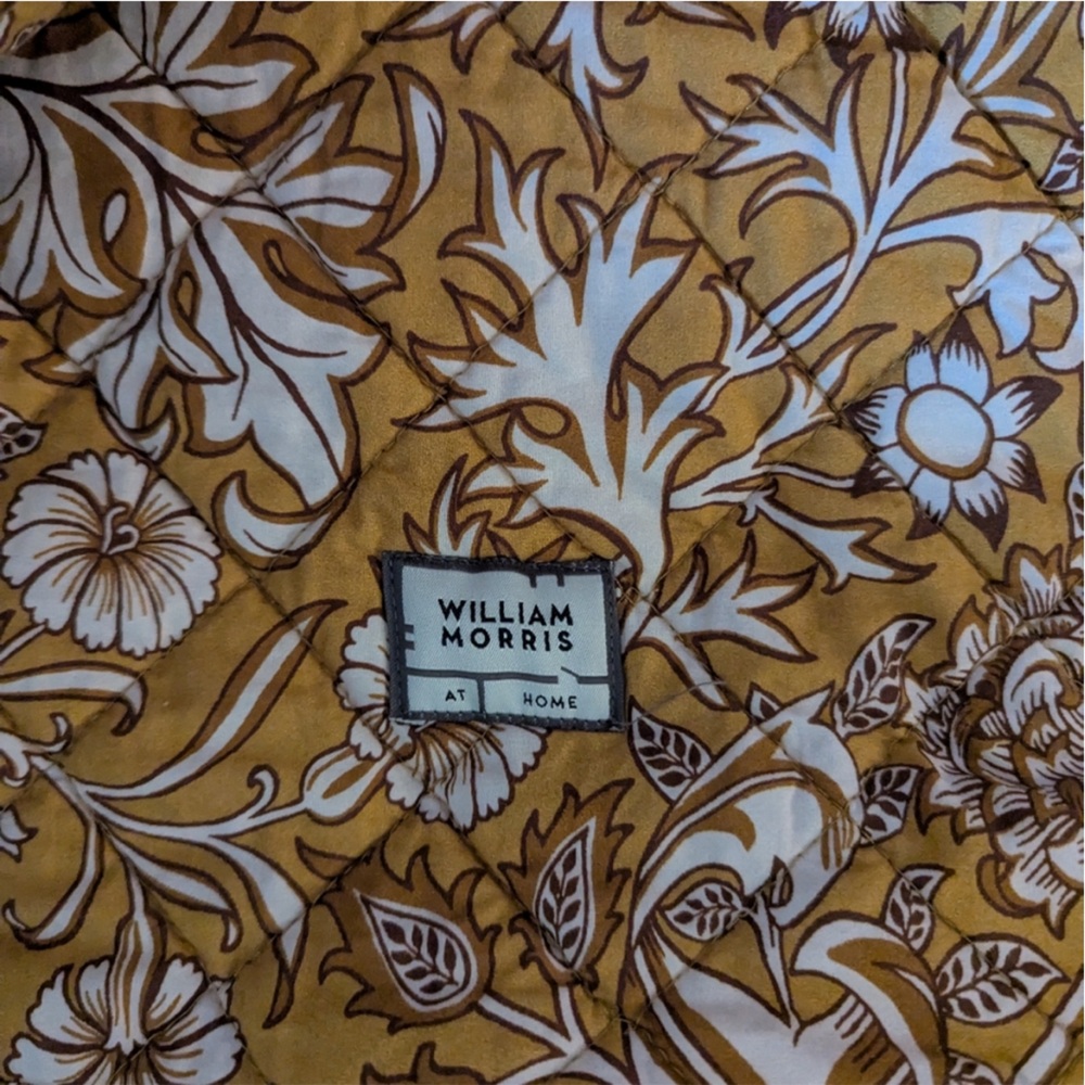 LIKE NEW William Morris King Quilt